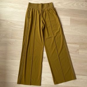 Lululemon size 6 ochre flare pants